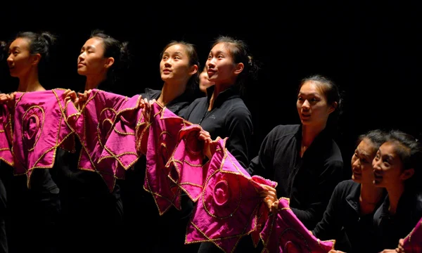 Imagem colorida mostra o balé chinês Shen Yun - Metrópoles