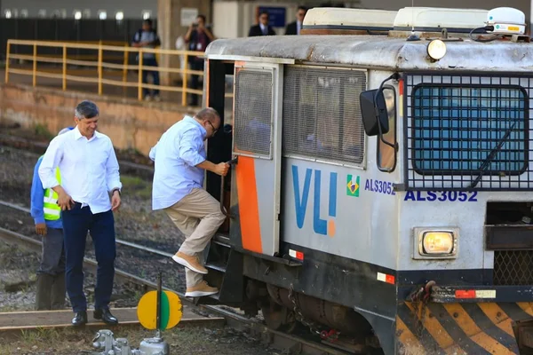 Com Ibaneis a bordo, trem que liga DF a Valparaíso (GO) inicia teste
