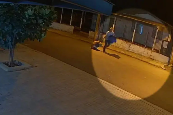 Foto colorida de garota de programa sendo arrastada em mala após ser morta - Metrópoles