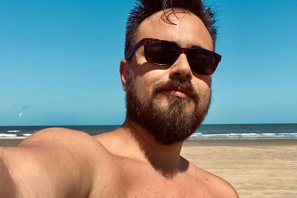 Ex-repórter do Gugu posa sem roupa para anunciar "promoção" no Privacy - Metrópoles