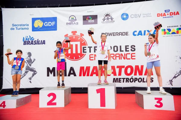 imagem colorida de Vencedoras da corrida Kids de 1 km para meninas de 7 a 9 anos: Isabela Monteiro, Samira Sophia, Manuela Fernandes e Maria Clara Drummond