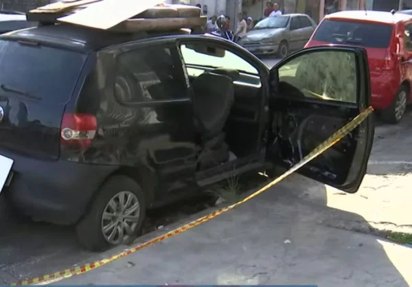 Imagem de carro da cor preta com a porta dianteira direita aberta - Metrópoles