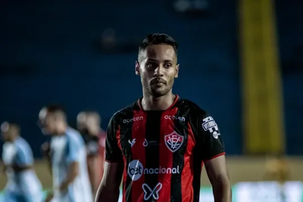 Imagem colorida do atacante Mateus Gonçalves