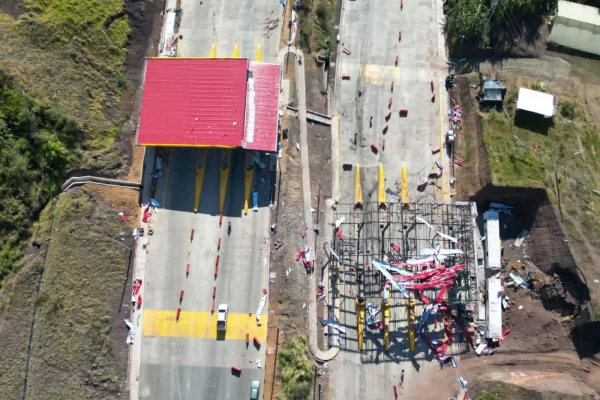 Foto colorida de danos à infraestrutura da praça de pedágio de Mondomo, em Cauca - Metrópoles