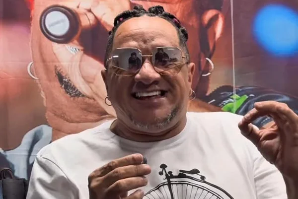 Imagem colorida do cantor Kinho do Rodo - Metrópoles