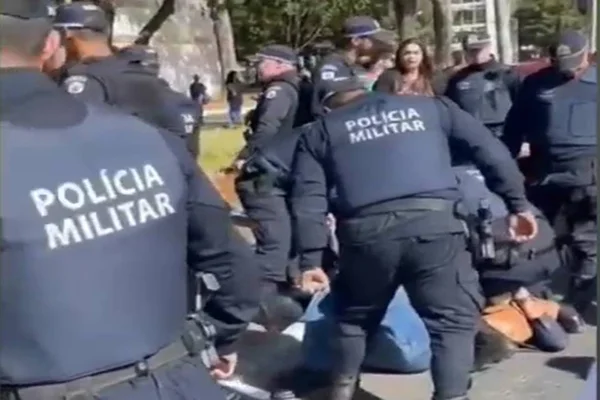 PMDF prende manifestante e usa gás de pimenta em protesto de enfermeiros. Vídeo