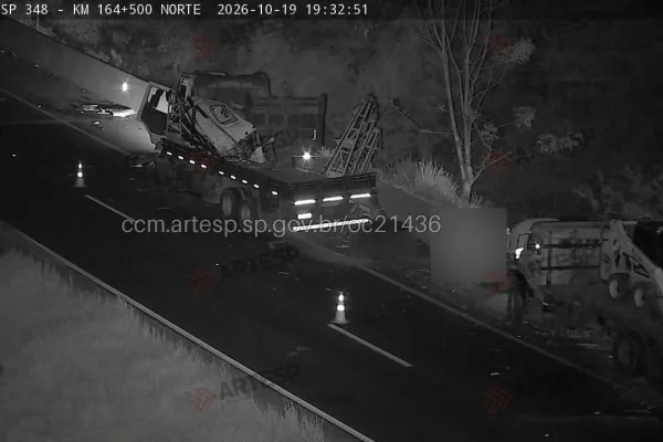 Imagem colorida mostra acidente com caminhoneiro atropelado. Metrópoles
