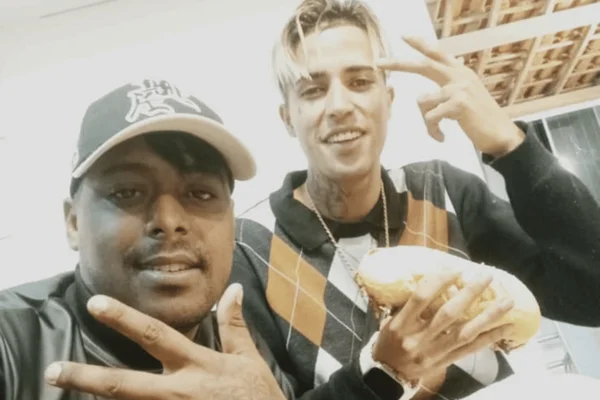 Imagem colorida de dois suspeitos presos de participar da emboscada que matou o sargento da PM na zona leste - Metrópoles