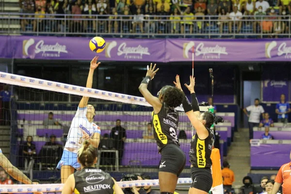 Itambé/Minas superou o Dentil/Praia Clube por 3 x 1 sets e garantiu a vitória do 1º jogo da final - Metrópoles
