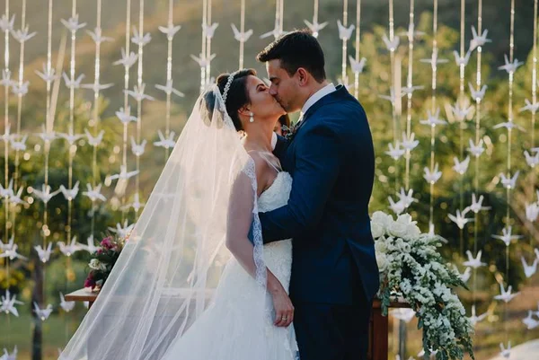 Laura e Ygor selam união com cerimônia romântica em Pirenópolis