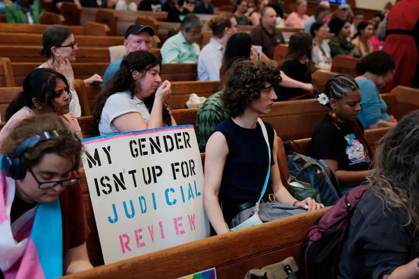 Foto colorida de defensores dos direitos transgêneros manifestando contra a proibição da Suprema Corte a cuidados médicos que afirmem gênero para jovens - Metrópoles