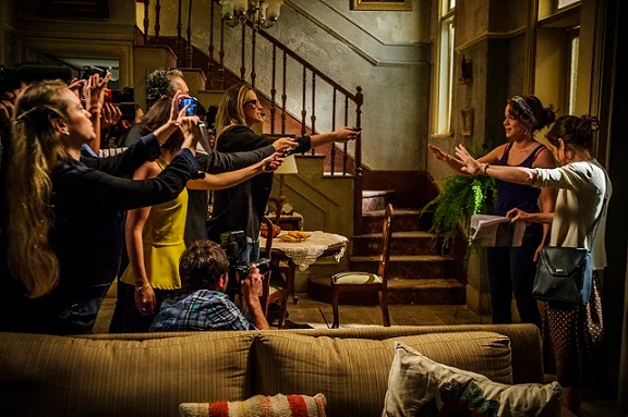 Em Império, Cora (Drica Moraes) revela que Cristina (Leandra Leal) é filha de José Alfredo (Alexandre Nero)