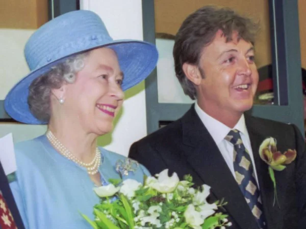 Paul McCartney celebra reinado de Elizabeth II: “Parabéns, senhora!”