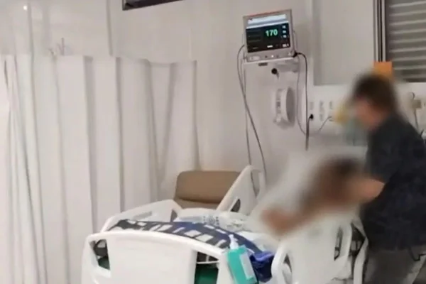 Imagem colorida mostra homem visitando a filha em UTI de hospital; pai é suspeito de estuprar a adolescente de 17 anos - Metrópoles