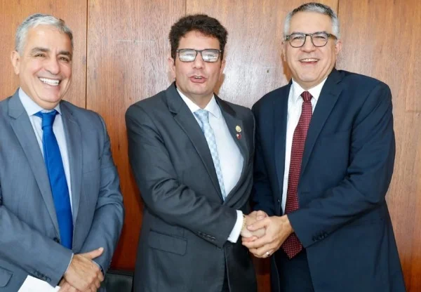 Governador que apoiou Bolsonaro se aproxima do governo Lula