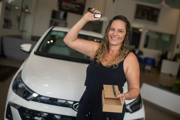 Dona de veículo coberto por cimento ganha carro 0km: “Até me realizou”