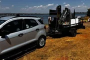 Trânsito de veículos pela área verde