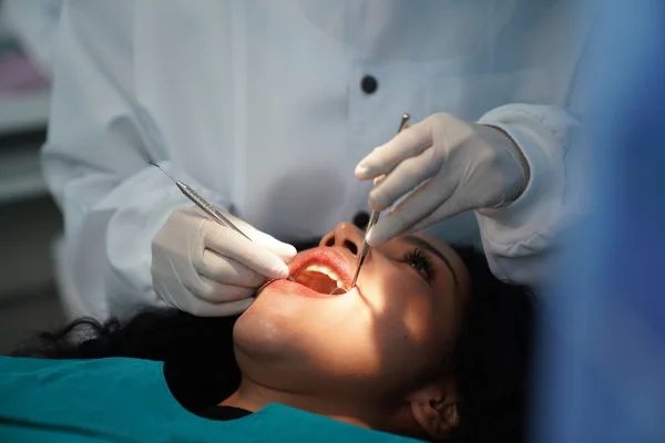 Dentista examinando os dentes do paciente. Dentista, Cárie Dentária, Limpeza, Equipamento Odontológico, Saúde Bucal, Dentista. Metrópoles