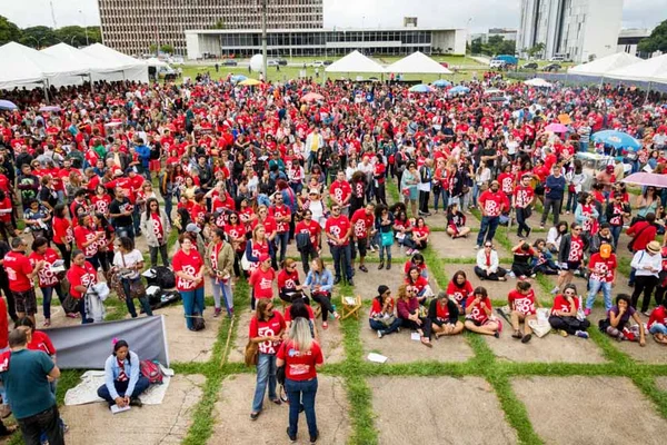 GDF vai cortar ponto de professores que aderiram à greve