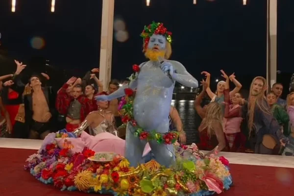 Imagem colorida de um artista frances pintado de azul na "Santa Ceia" da abertura das Olimpíadas de 2024