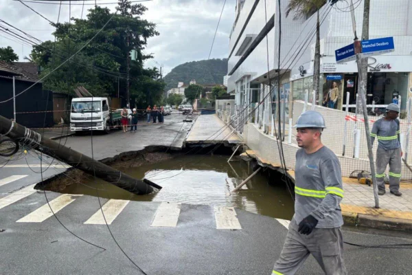 Cratera gigante no asfalto - Metrópoles