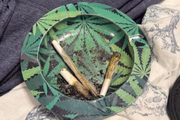 Um cinzeiro com cigarros de maconha já consumidos foram apreendidos e serão incluídos em inquérito policial