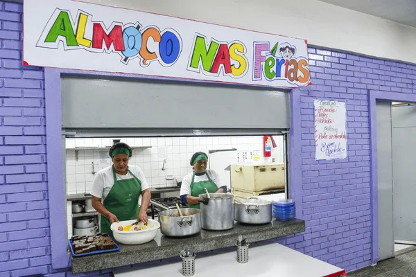 Imagem colorida da cantina de uma escola - Metrópoles