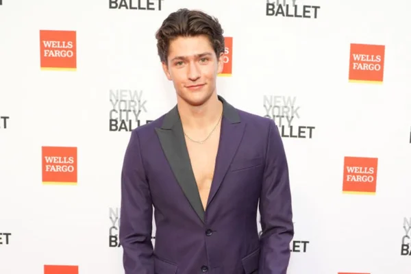 homem com terno roxo