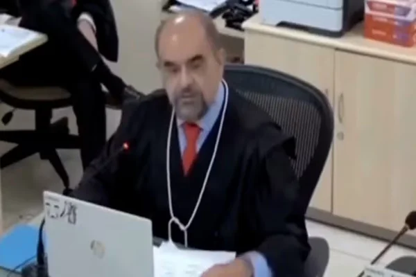 Imagem colorida, Desembargador diz que há "epidemia" de autismo e critica médicos - Metrópoles