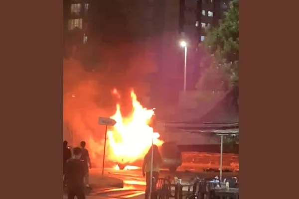 Fogo em veículo parado em via - Metrópoles