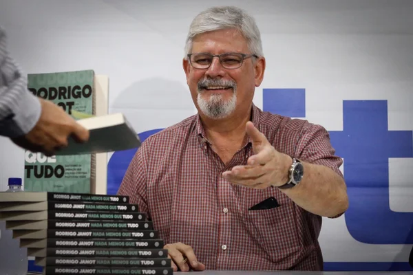 Deputado ignora lançamento: “Pensa num cara que Janot não gosta”