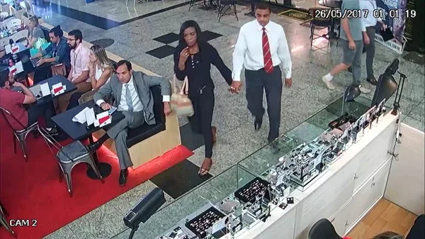 Casal armado assalta joalheria no Gilberto Salomão em plena luz do dia