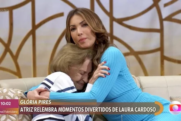 Mulher mais velha chorando abraça mulher mais nova