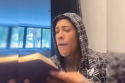 Após prisão, MC Poze incentiva leitura da bíblia