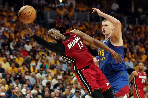 Com triplo-duplo de Jokic, Nuggets abrem final com vitória sobre Heat