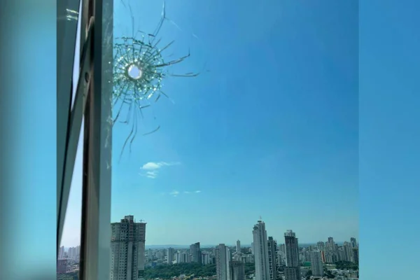 bala perdida atinge janela de prédio em goiânia