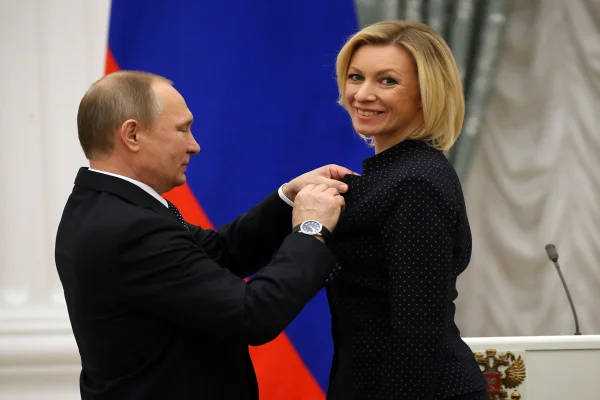 Imagem colorida, O presidente russo Vladimir Putin e a porta-voz do Ministério das Relações Exteriores, Maria Zakharova (D)- Metrópoles