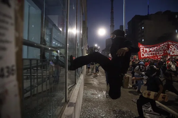 Black blocs agem no fim do protesto em São Paulo em 24 de julho