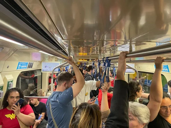 Foto colorida mostra passageiros da Linha 1 - Azul do Metrô de São Paulo