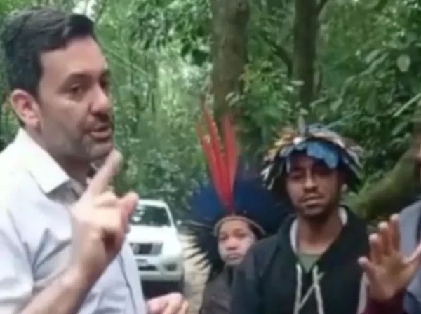 Em briga, prefeito chama indígenas de “enfeitados”; vídeo