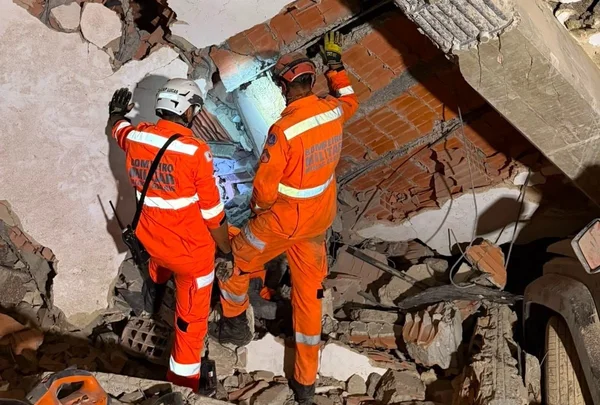 Terremoto: bombeiros brasileiros recuperam 18 corpos na Venezuela - destaque galeria