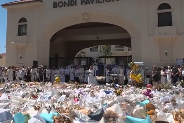 Imagem colorida, Australianos homenageiam vítimas do massacre antissemita em Sydney - Metrópoles