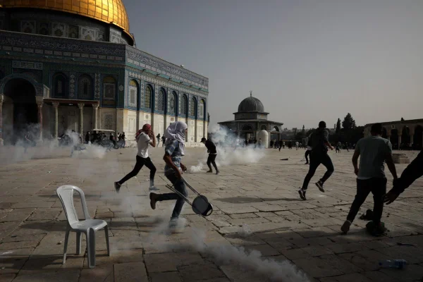 Forças de segurança israelenses e palestinos entram em confronto