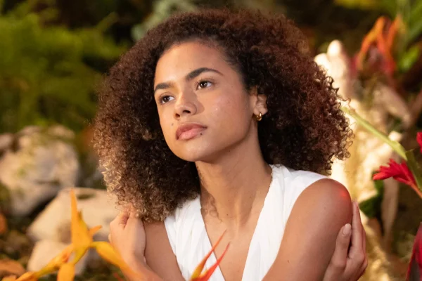 “Sempre me achei linda”, diz Alana Cabral, atriz de Três Graças
