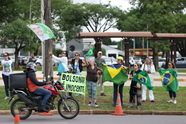 Apoiadores de Bolsonaro em manifestação em frente à PF