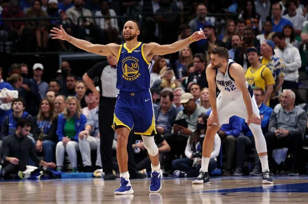 Stephen Curry comemorando contra o Dallas Mavericks