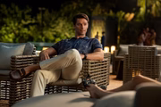 Patrick Schwarzenegger em cena de The White Lotus Patrick Schwarzenegger em cena de The White Lotus