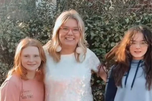 Mãe de 22 anos é criticada por adotar 2 adolescentes: “Melhor decisão”
