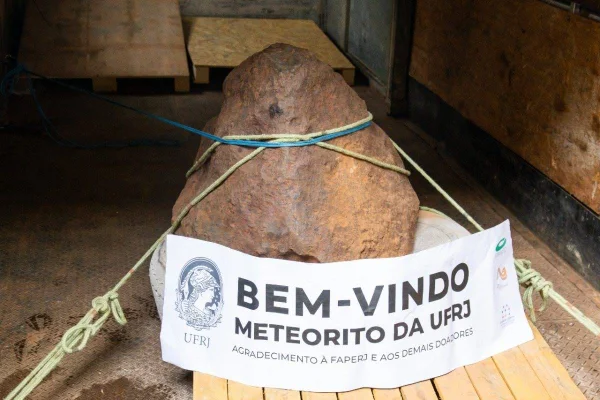 Chegada do meteorito Campinaçu à UFRJ