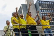 Bolsonaro ao lado de governadores e deputados federais em trio elétrico na Avenida Paulista Bolsonaro ao lado de governadores e deputados federais em trio elétrico na Avenida Paulista